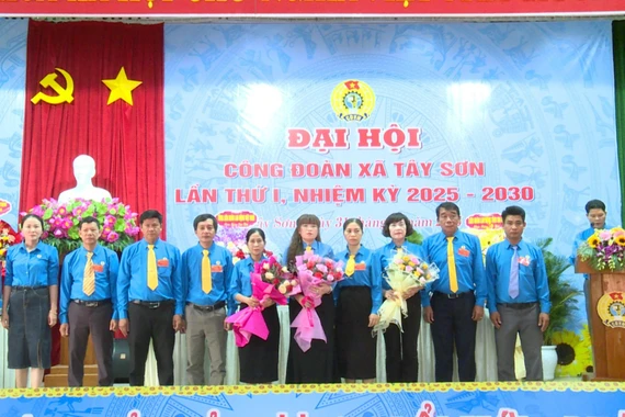 Ban Chấp hành Công đoàn xã Tây Sơn khóa I ra mắt Đại hội. Ảnh: V.P