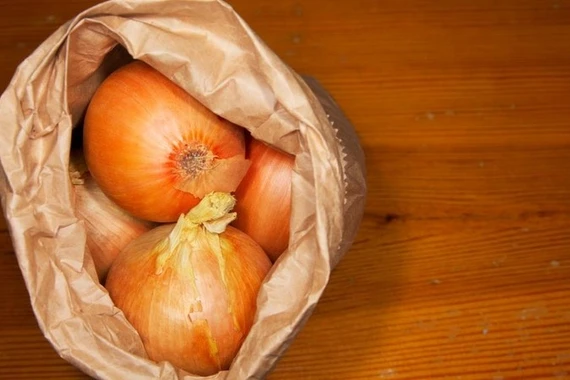 Túi giấy là lựa chọn hiệu quả và dễ thực hiện nhất để bảo quản hành tây.