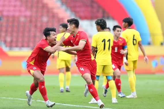 Hạ gục U22 Malaysia, U22 Việt Nam chiếm ngôi đầu bảng B