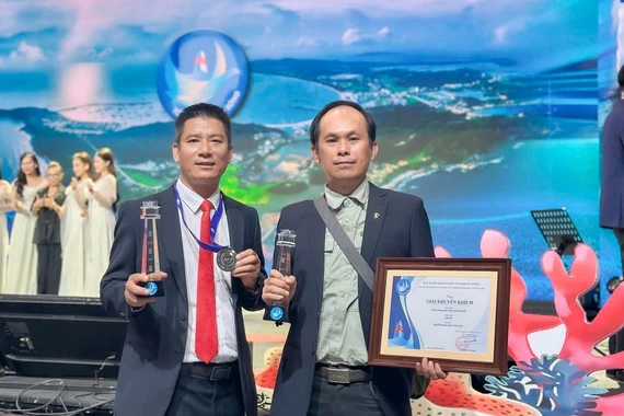 Từ trái sang: NSNA Nguyễn Minh Quang và Nguyễn Phước Hoài tại lễ trao giải tối 16-10. Ảnh: NVCC