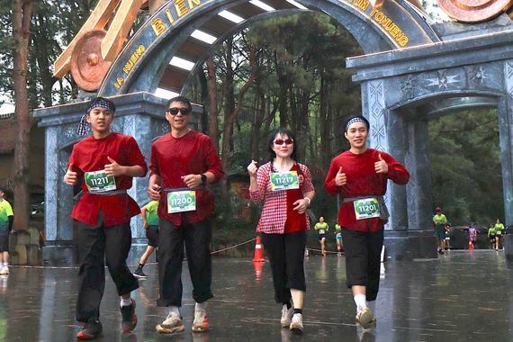 Gia đình anh Đỗ Xuân Việt (phường Kon Tum, tỉnh Quảng Ngãi) trong trang phục bà ba đậm chất miền Tây Nam bộ tại Gia Lai City Trail 2025.