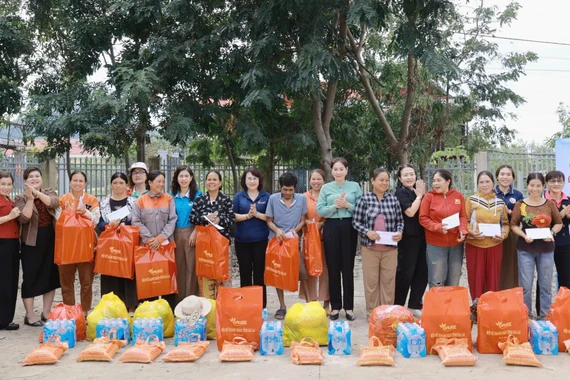950 suất quà hỗ trợ giáo viên, học sinh và người dân vùng lũ Gia Lai 