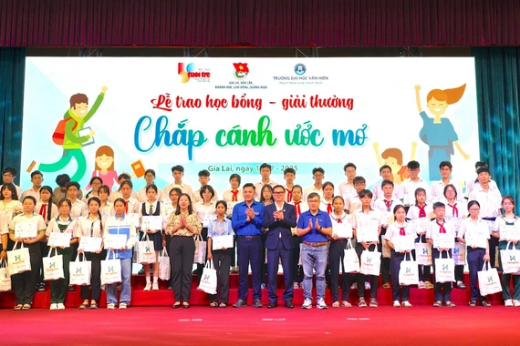 Trao 100 suất học bổng "Chắp cánh ước mơ" cho học sinh khó khăn