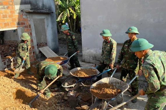 Lữ đoàn 572 hỗ trợ 2 gia đình khó khăn “xóa nhà tạm, nhà dột nát”