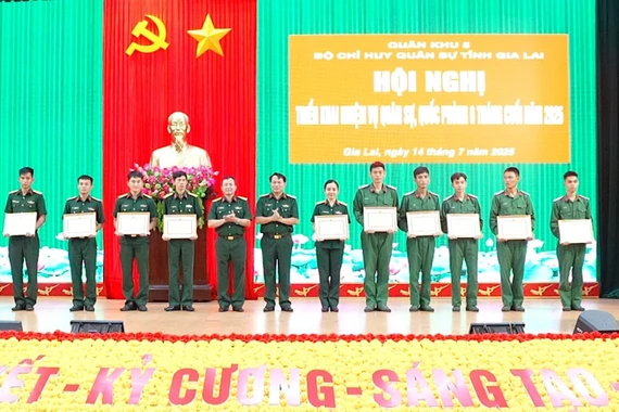 Tặng giấy khen cho các vận động viên đạt thành tích cao trong Hội thao Võ chiến đấu tay không các câu lạc bộ võ thuật toàn quân năm 2025. Ảnh: M.D