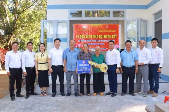 Xã Ia Hiao trao tặng nhà "Đại đoàn kết" cho hộ nghèo