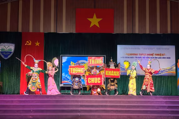 Chương trình là cơ hội để học sinh tiếp cận, tìm hiểu các loại hình nghệ thuật truyền thống. Ảnh: Lam Nguyên