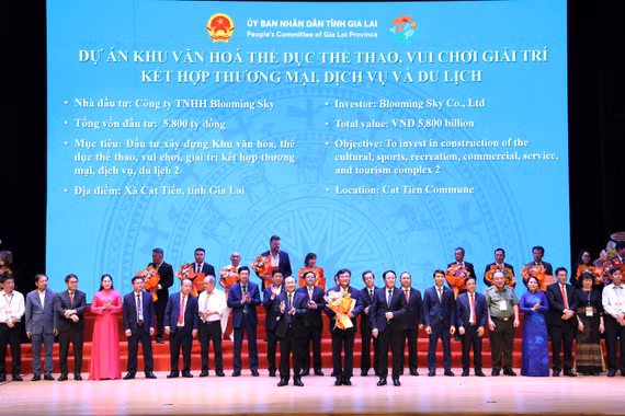 Các đồng chí lãnh đạo tỉnh trao chủ trương đầu tư và giấy chứng nhận đầu tư cho các nhà đầu tư. Ảnh: Tiến Sỹ
