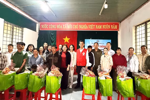 Trao 100 suất quà cho hộ nghèo, cận nghèo xã Chư Prông. Ảnh: Quốc Linh