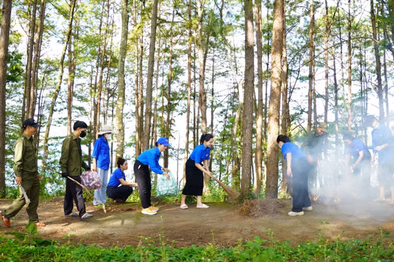 Xã Biển Hồ ra quân tổng vệ sinh, chỉnh trang cảnh quan trước mùa lễ hội
