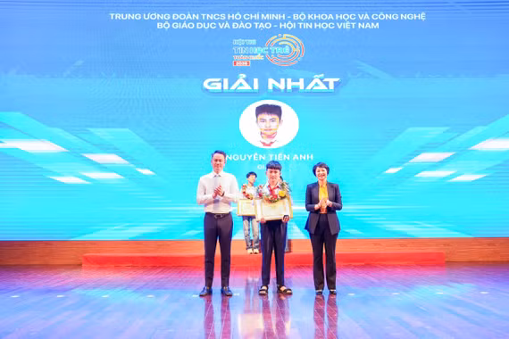 Em Nguyễn Tiến Anh (ở giữa) đạt giải nhất Hội thi Tin học trẻ toàn quốc lần thứ XXXII - 2026. Ảnh: NVCC