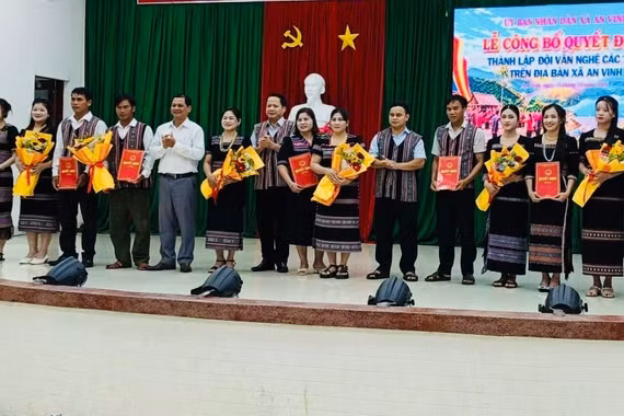 Đại diện lãnh đạo xã An Vinh trao quyết định thành lập 7 đội văn nghệ tại các thôn trên địa bàn xã. Ảnh: Triều Châu
