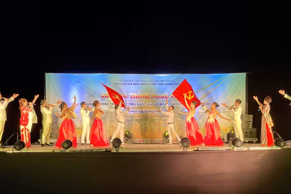 Nhà hát Ca múa nhạc tổng hợp Đam San biểu diễn phục vụ người dân biên giới và các xã lân cận