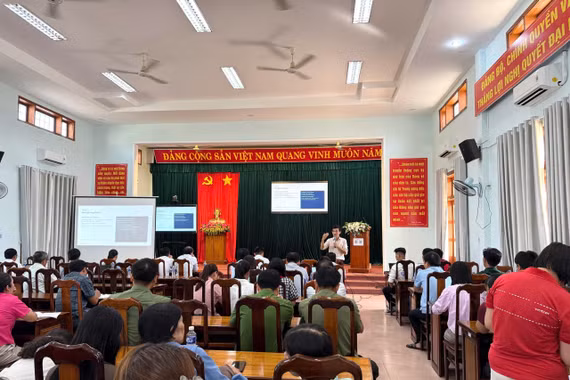 Gần 200 cán bộ, công chức, viên chức xã Bình Khê tập huấn ứng dụng AI. Ảnh: Úc Ly