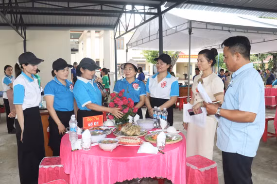 Các đội thi thuyết trình và giới thiệu mâm cơm để Ban giám khảo chấm điểm. Ảnh: Lạc Hà