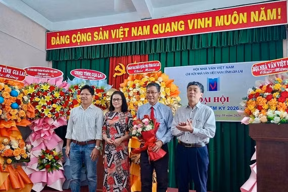 Ban Chấp hành Chi hội Nhà văn Việt Nam tỉnh Gia Lai nhiệm kỳ 2026 - 2031 ra mắt tại Đại hội. Ảnh: Quý Thanh