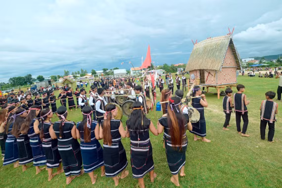 Lễ cúng Mừng nhà rông mới được bà con làng Bi Giông phục dựng tại “Đêm hội Cồng chiêng xã Pờ Tó” lần thứ 2 - 2026.