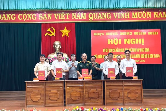 Các bên tiến hành ký kết quy chế. Ảnh: Vĩnh Hoàng