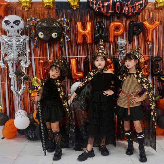 Trẻ hào hứng hóa trang và check-in tại Lễ hội Halloween.