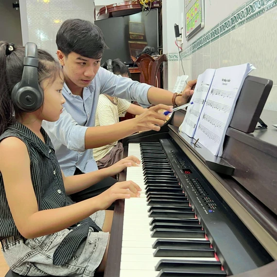 Hồ Lê Tri Thức dạy piano cho trẻ để vừa có thêm thu nhập, vừa thỏa mãn đam mê âm nhạc.