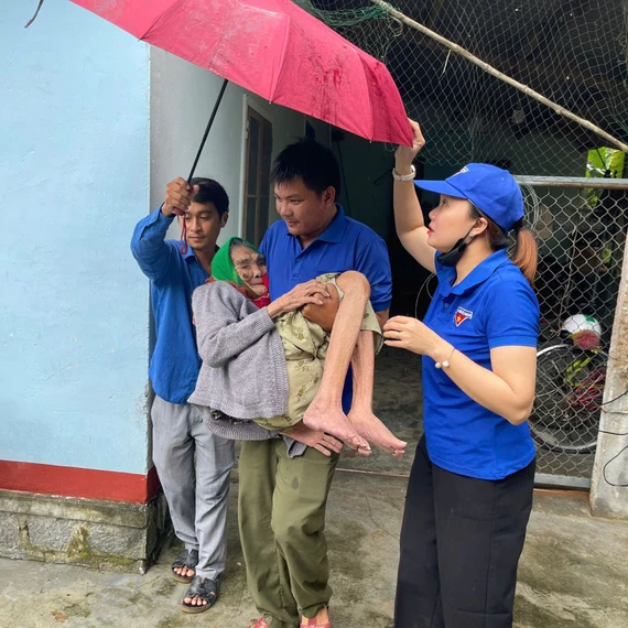 “Chuyến xe 0 đồng” của Đội Thanh niên xung kích mùa bão lũ phường Hoài Nhơn Bắc tích cực hỗ trợ người dân trong mùa mưa bão.