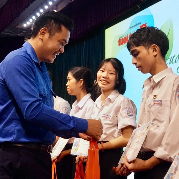 Tỉnh đoàn Gia Lai phối hợp Ấn phẩm Mực Tím-Báo Tuổi Trẻ và Công ty Cổ phần Phân bón Bình Điền trao học bổng “Vì tương lai Việt Nam-Ngăn dòng bỏ học” cho học sinh tỉnh Gia Lai.