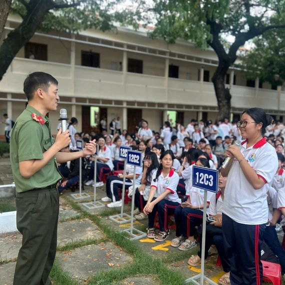 Học sinh giao lưu, trả lời các câu hỏi với lực lượng Công an tại chương trình.