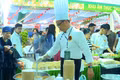 Anh Trần Bửu Thưởng-Bếp trưởng Khách sạn Mường Thanh Quy Nhơn chế biến món bún chả cá Quy Nhơn cho thực khách. Ảnh: Phi Long