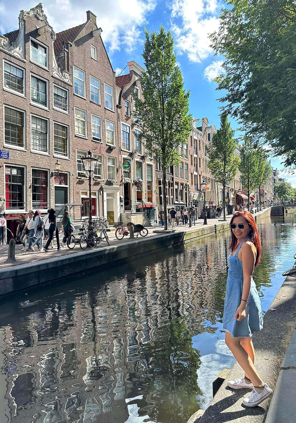 Với quy trình tự động hóa kinh doanh online cho phép Phùng Thị Thảo Nhung chu du khắp nơi trên thế giới mà vẫn có nguồn thu nhập. Ảnh: NVCC