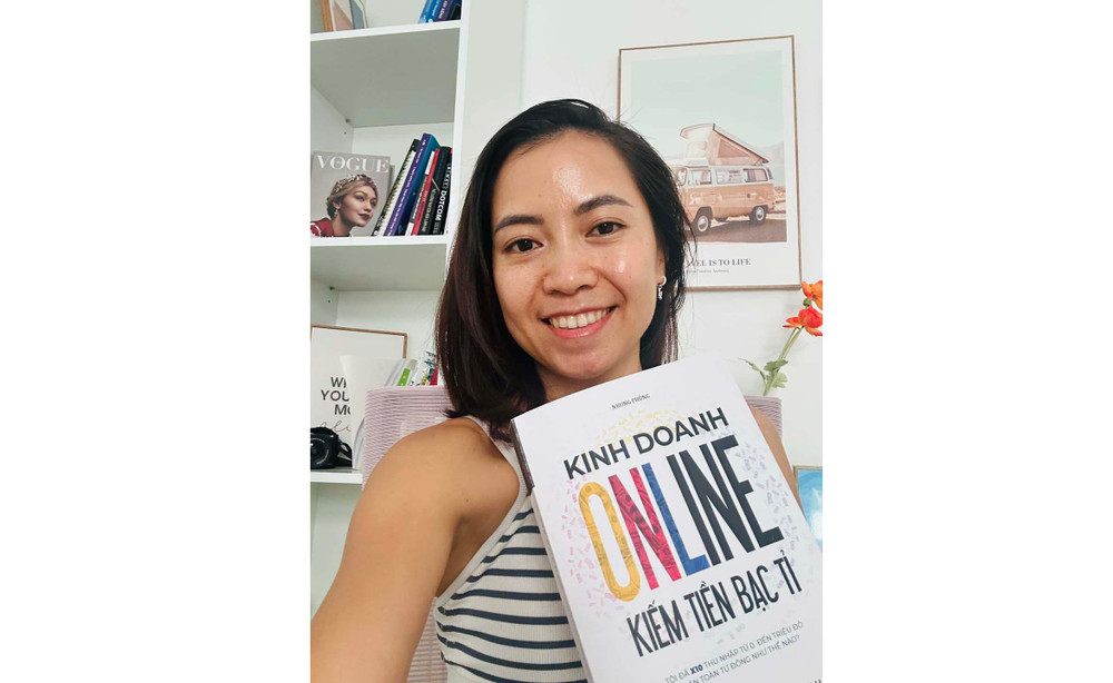 Chị Phùng Thị Thảo Nhung và cuốn sách dạy kinh doanh online trong kỷ nguyên số (ảnh nhân vật cung cấp).