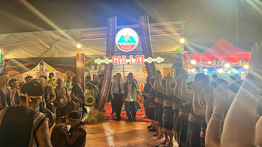 Lãnh đạo tỉnh Gia Lai tham gia các hoạt động văn hóa và thăm hỏi, động viên các nghệ nhân. Ảnh: Bùi Hương Thảo Lãnh đạo tỉnh Gia Lai tham gia các hoạt động văn hóa và thăm hỏi, động viên các nghệ nhân. Ảnh: Bùi Hương Thảo