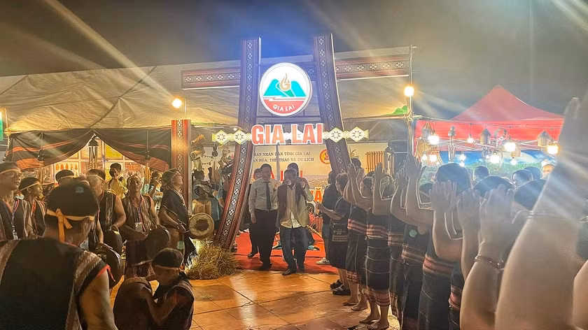 Lãnh đạo tỉnh Gia Lai tham gia các hoạt động văn hóa và thăm hỏi, động viên các nghệ nhân. Ảnh: Bùi Hương Thảo