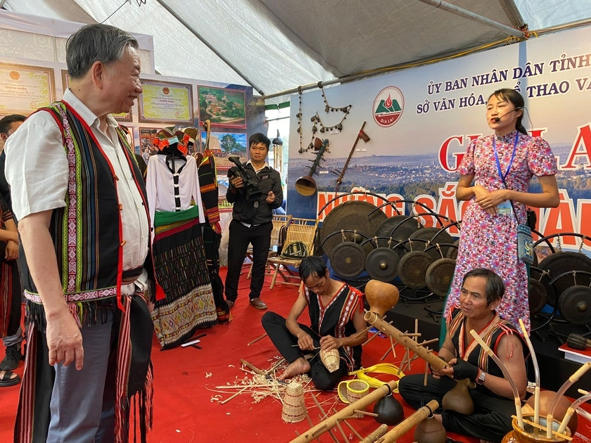 Đại tướng Tô Lâm-Ủy viên Bộ Chính trị, Bộ trưởng Bộ Công an tham quan không gian văn hóa của tỉnh Gia Lai. Ảnh: Bùi Hương Thảo Đại tướng Tô Lâm-Ủy viên Bộ Chính trị, Bộ trưởng Bộ Công an tham quan không gian văn hóa của tỉnh Gia Lai. Ảnh: Bùi Hương Thảo