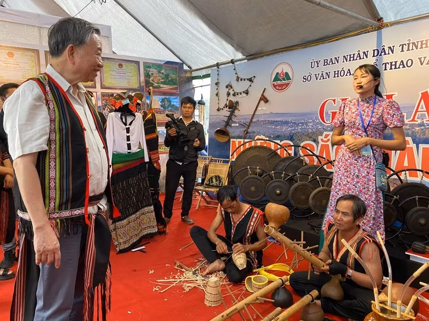 Đại tướng Tô Lâm-Ủy viên Bộ Chính trị, Bộ trưởng Bộ Công an tham quan không gian văn hóa của tỉnh Gia Lai. Ảnh: Bùi Hương Thảo