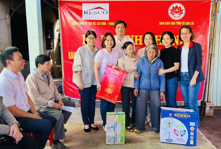 Tổng Công ty Địa ốc Sài Gòn-TNHH một thành viên tặng nhà cho bà H'Yip. Ảnh: M.N Tổng Công ty Địa ốc Sài Gòn-TNHH một thành viên tặng nhà cho bà H'Yip. Ảnh: M.N