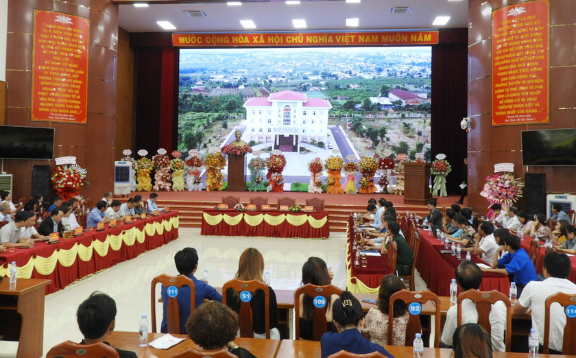 Đại biểu tham dự buổi gặp mặt xem phần trình chiếu giới thiệu tiềm năng lợi thế của huyện Đak Đoa. Ảnh Thanh Nhật Đại biểu tham dự buổi gặp mặt xem phần trình chiếu giới thiệu tiềm năng lợi thế của huyện Đak Đoa. Ảnh Thanh Nhật