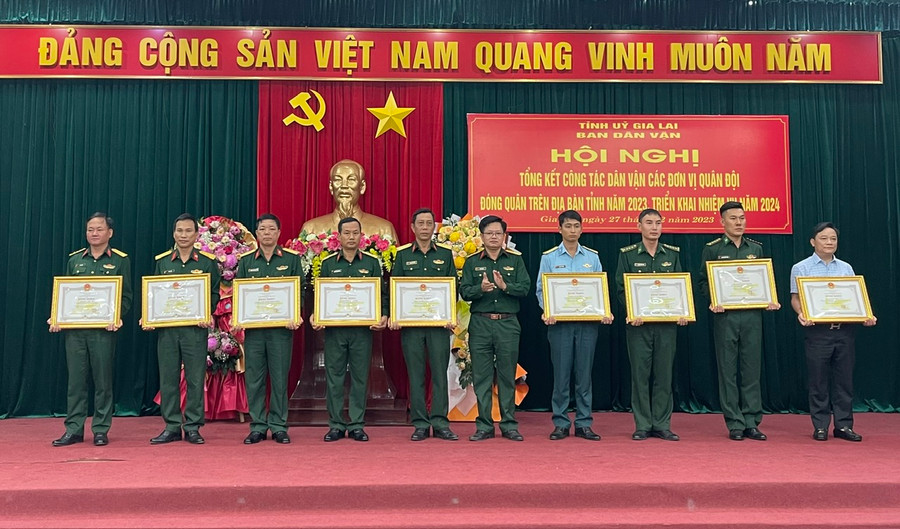 Những cá nhân thuộc các đơn vị quân đội vinh dự nhận bằng khen của Chủ tịch UBND tỉnh vì có thành tích xuất sắc trong thực hiện công tác dân vận, vận động quần chúng trên địa bàn tỉnh năm 2023. Ảnh: Anh Huy