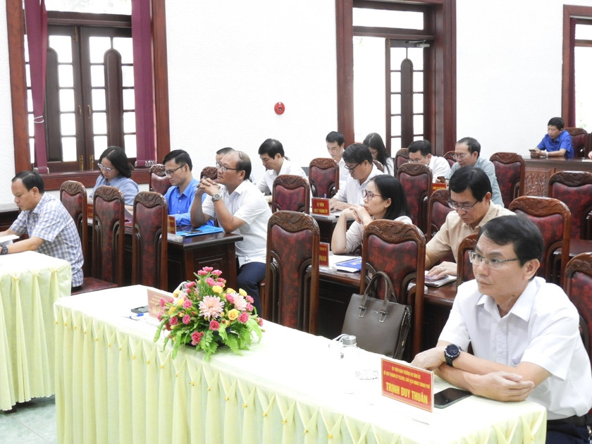 Bí thư Thành ủy, Chủ tịch HĐND TP. Pleiku Trịnh Duy Thuân (thứ nhất từ phải sang) dự và chủ trì Hội nghị tại điểm cầu chính ở Hội trường 19-5. Ảnh Thanh Nhật