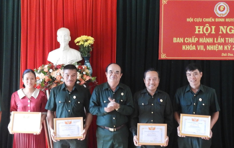 Hội CCB huyện Đak Đoa tặng Giấy khen các cá nhân có thành tích xuất sắc trong công tác Hội năm 2023. Ảnh Thanh Nhật Hội CCB huyện Đak Đoa tặng Giấy khen các cá nhân có thành tích xuất sắc trong công tác Hội năm 2023. Ảnh Thanh Nhật