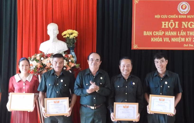 Hội CCB huyện Đak Đoa tặng Giấy khen các cá nhân có thành tích xuất sắc trong công tác Hội năm 2023. Ảnh Thanh Nhật