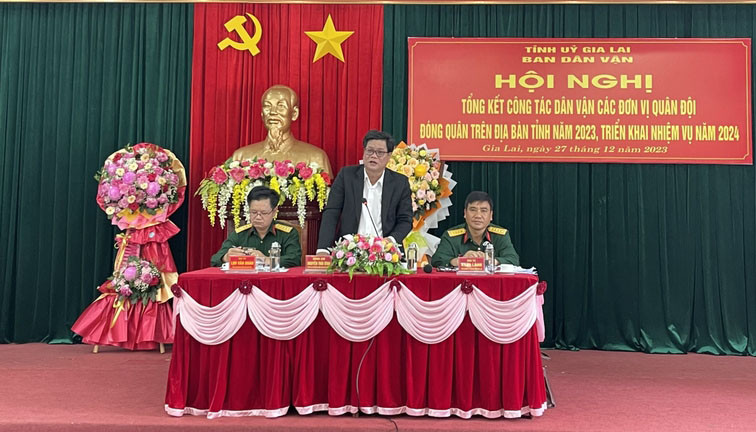 Các đồng chí: Nguyễn Thái Bình-Tỉnh ủy viên, Phó Trưởng ban Thường trực Ban Dân vận Tỉnh ủy; Đại tá Ksơr Lành-Phó Chính ủy Bộ Chỉ huy Quân sự tỉnh; Đại tá Lưu Văn Đoàn-Phó Chủ nhiệm Chính trị Binh đoàn 15 chủ trì hội nghị. Ảnh: Anh Huy