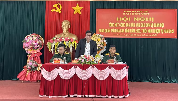 Các đồng chí: Nguyễn Thái Bình-Tỉnh ủy viên, Phó Trưởng ban Thường trực Ban Dân vận Tỉnh ủy; Đại tá Ksơr Lành-Phó Chính ủy Bộ Chỉ huy Quân sự tỉnh; Đại tá Lưu Văn Đoàn-Phó Chủ nhiệm Chính trị Binh đoàn 15 chủ trì hội nghị. Ảnh: Anh Huy