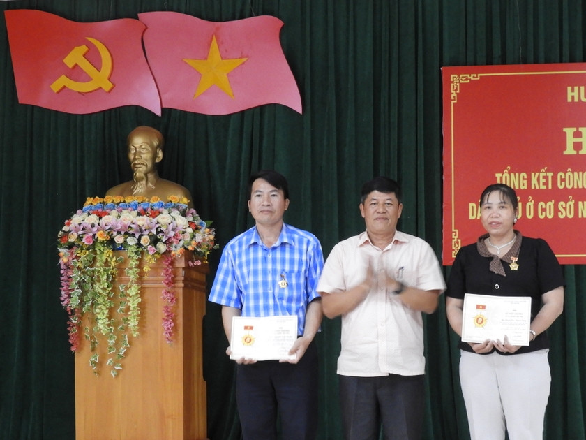 Ông Nguyễn Cao Thuấn (bìa trái) và bà Phạm Thị Thanh Thuỷ (bìa phải) được tặng Kỷ niệm chương vì sự nghiệp công tác dân vận của Đảng. Ảnh Thanh Nhật Ông Nguyễn Cao Thuấn (bìa trái) và bà Phạm Thị Thanh Thuỷ (bìa phải) được tặng Kỷ niệm chương vì sự nghiệp công tác dân vận của Đảng. Ảnh Thanh Nhật