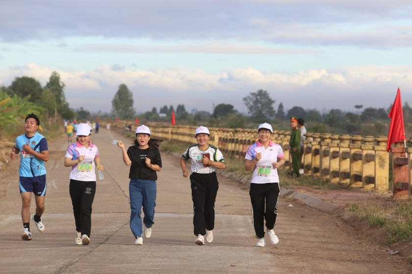 Phó Chủ tịch HĐND tỉnh Ayun H'Bút (thứ 2 từ phải qua) tham gia giải với tư cách VĐV. Ảnh: Văn Ngọc Phó Chủ tịch HĐND tỉnh Ayun H'Bút (thứ 2 từ phải qua) tham gia giải với tư cách VĐV. Ảnh: Văn Ngọc