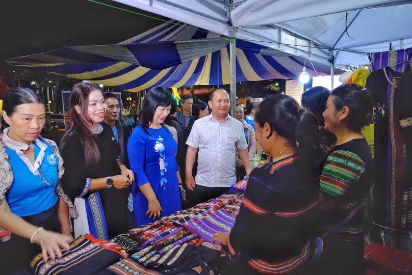 Sản phẩm từ những dự án khởi nghiệp của phụ nữ Gia Lai mang đậm dấu ấn của tài nguyên văn hóa bản địa. Ảnh: Minh Châu