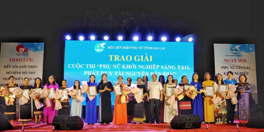 Trao giải cho các ý tưởng xuất sắc của cuộc thi "Phụ nữ khởi nghiệp-phát huy tài nguyên bản địa" năm 2023. Ảnh: Minh Châu Trao giải cho các ý tưởng xuất sắc của cuộc thi "Phụ nữ khởi nghiệp-phát huy tài nguyên bản địa" năm 2023. Ảnh: Minh Châu