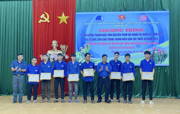 Ban Chấp hành Huyện Đoàn Đức Cơ tặng giấy khen cho gương thanh niên tình nguyện tham gia nghĩa vụ quân sự. Ảnh: Mộc Lan