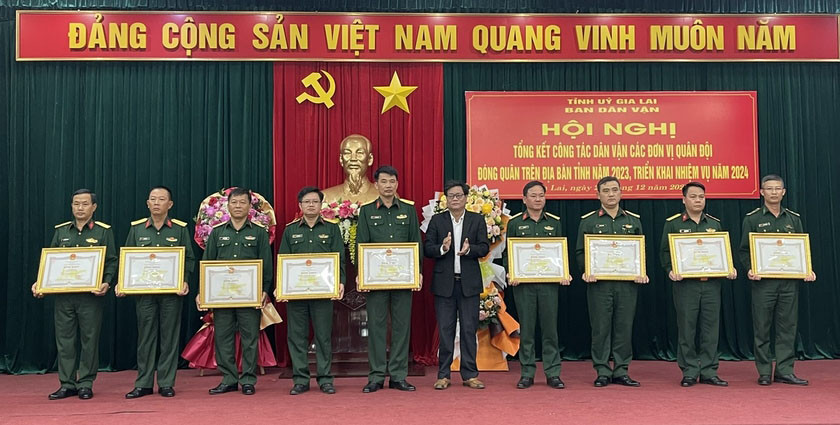 Phó Trưởng ban Thường trực Ban Dân vận Tỉnh ủy trao bằng khen của Chủ tịch UBND tỉnh cho các tập thể. Ảnh: Anh Huy