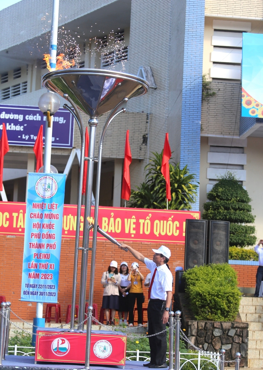 Bí thư Thành ủy Pleiku Trịnh Duy Thuân thắp sáng đài đuốc của Hội khỏe. Ảnh: Văn Ngọc