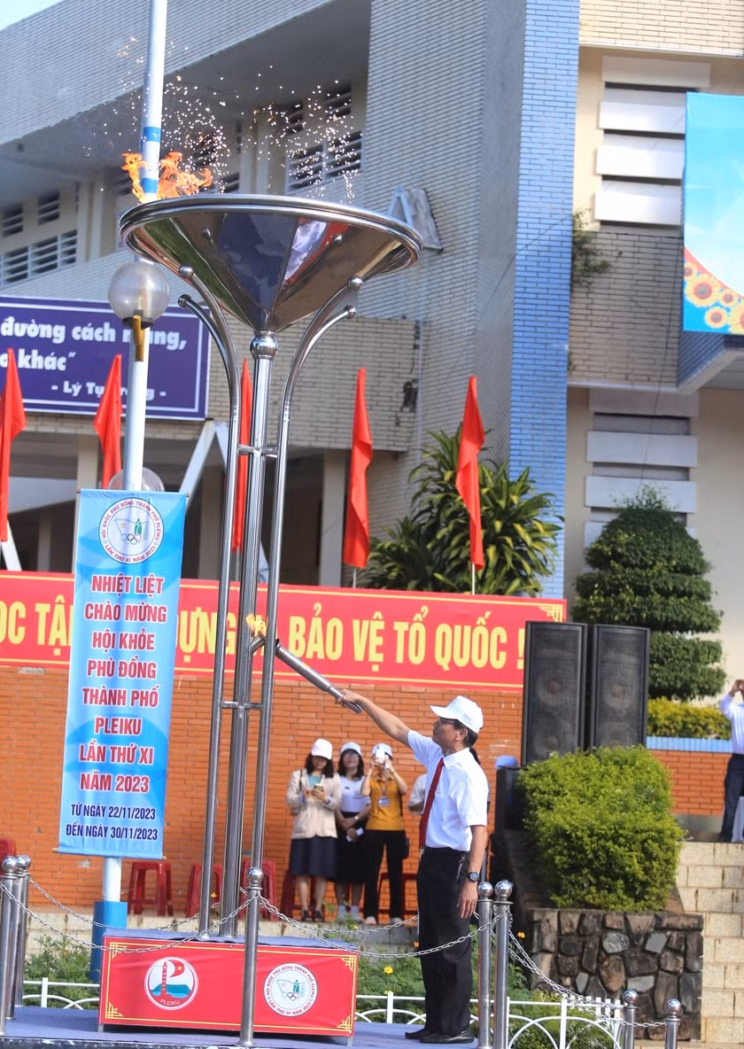 Bí thư Thành ủy Pleiku Trịnh Duy Thuân thắp sáng đài đuốc của Hội khỏe. Ảnh: Văn Ngọc